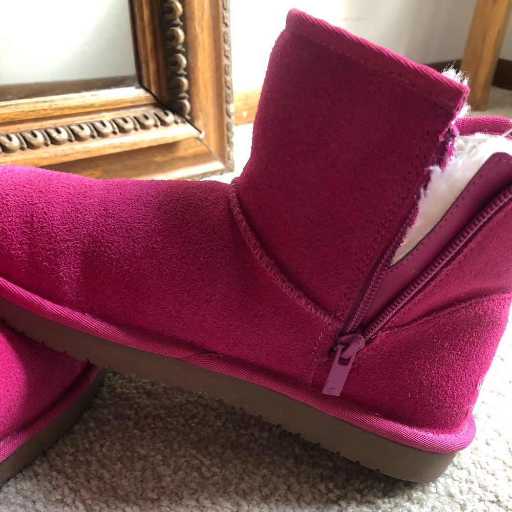 Kookaburra by Ugh boots. Almost brand new. The color is actually cerise.